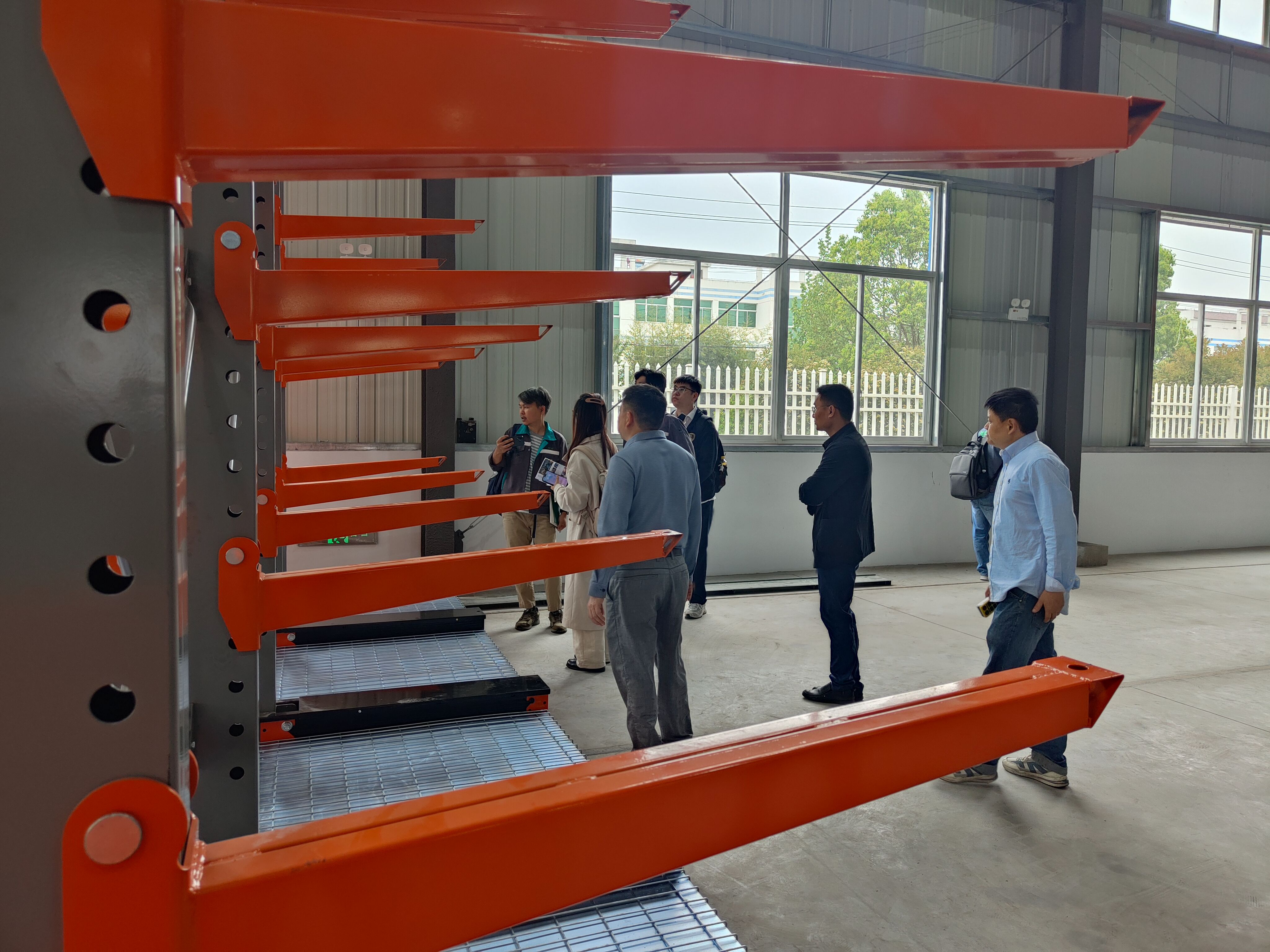 Sistema de racking cantilever móvel