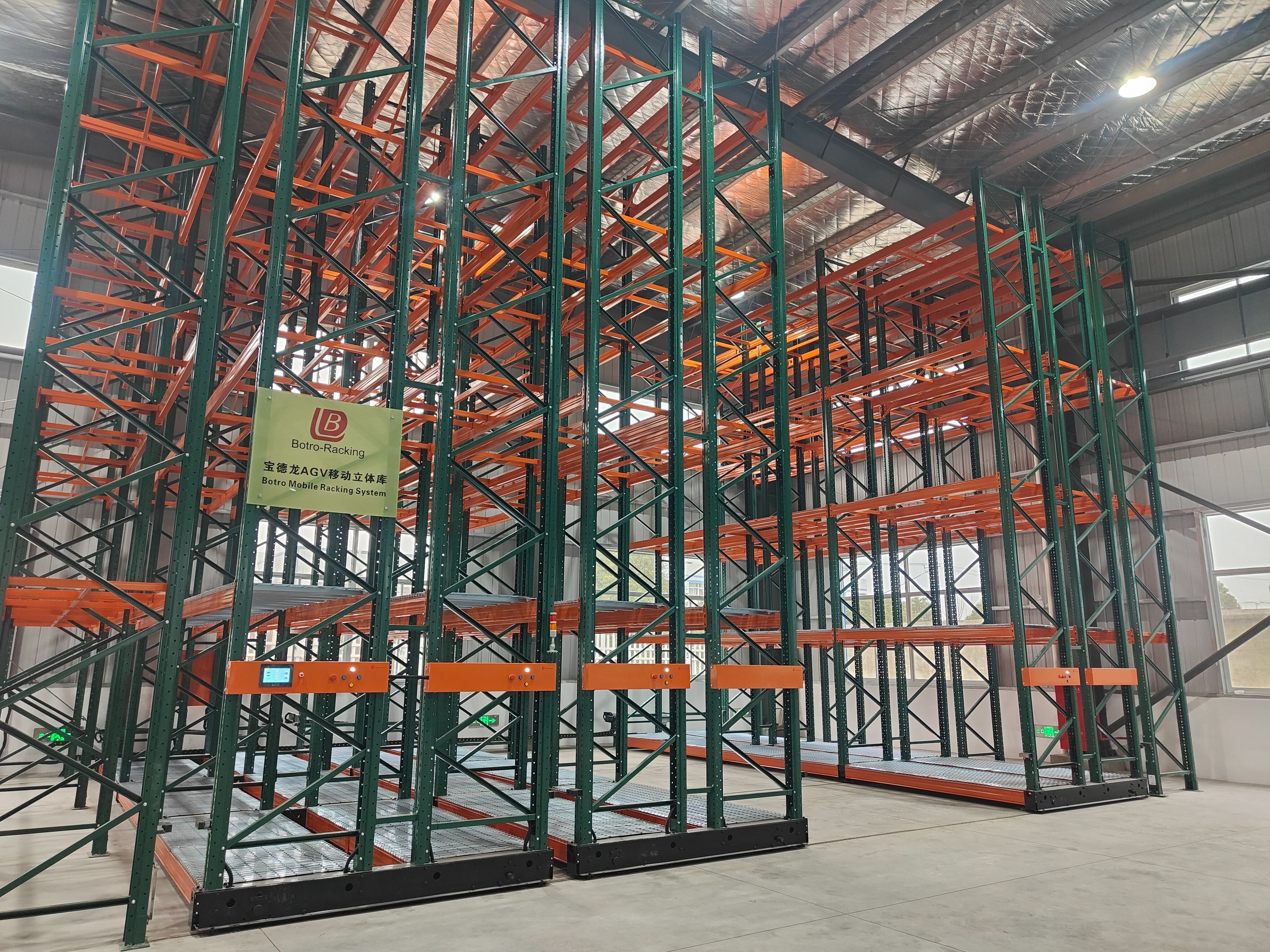 Sistema de racking móvel com AGVs