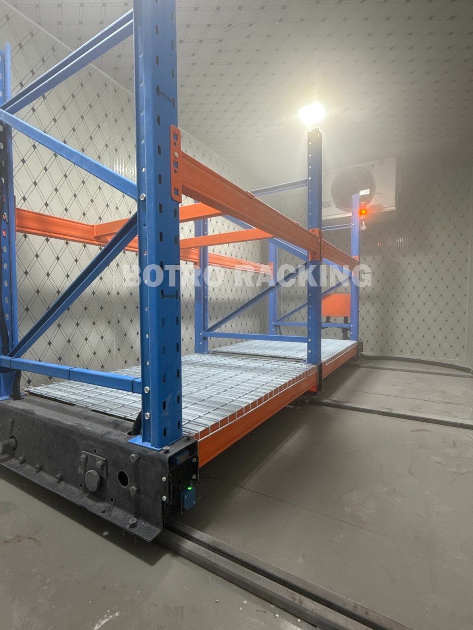 Quais são as principais vantagens dos sistemas de racking móveis para armazenamento a frio?