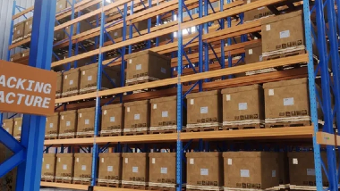 Sem trilha vs. Estantes móveis baseadas em esteiras: qual sistema é adequado para o seu armazém?